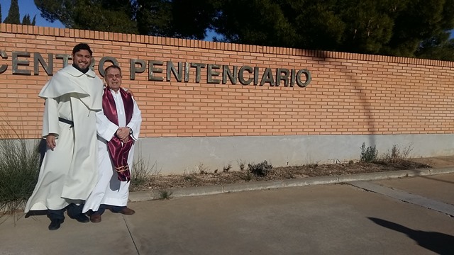 Fray Álvaro Sicán, a la izquierda, sacerdote mercedario capellán del Centro Penitenciario de Zuera, Zaragoza.